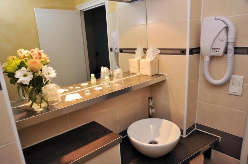 Hotel Gambetta Lons-le-Saunier Habitación foto